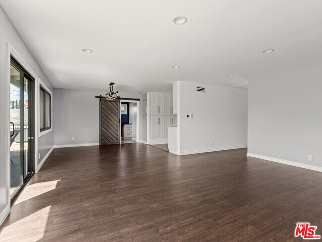 Foto del edificio - 7630 W 91st St