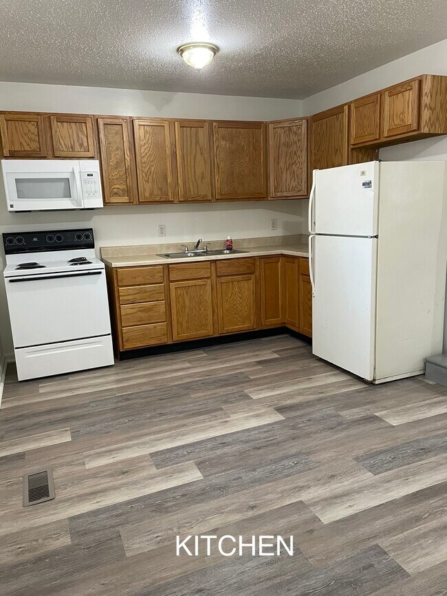 Building Photo - 613 College Dr