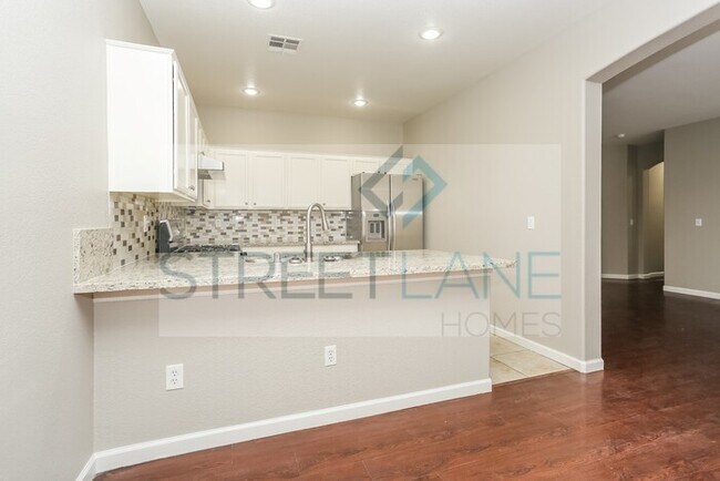 Foto del edificio - REDUCED! -Now offering $250 off first full...