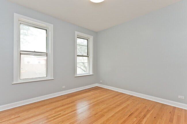 Building Photo - 3324 W Diversey Ave