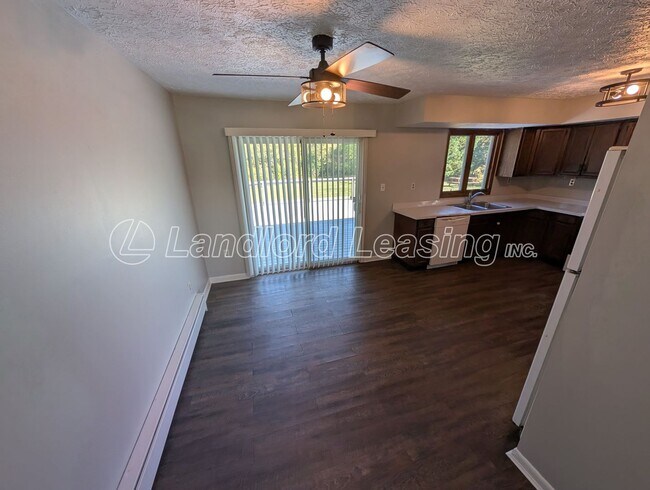Foto del edificio - Spacious 4-Bedroom Home with Scenic Views ...