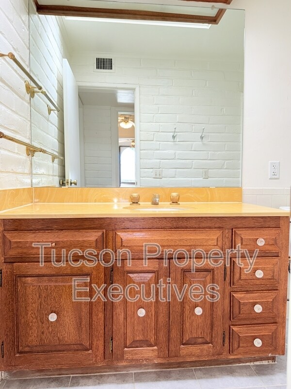 Foto del edificio - 629 W Las Lomitas Rd