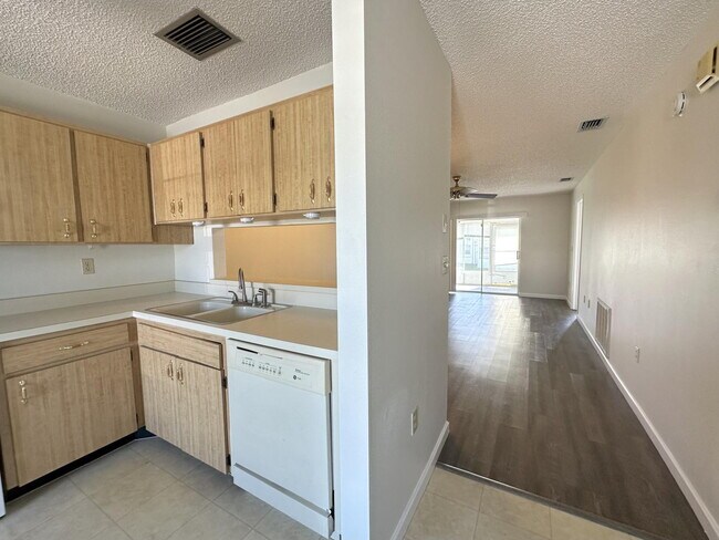 Foto del edificio - "Charming 2-Bed, 2-Bath Oasis in New Port Richey – Your Ideal Retreat Awaits!"