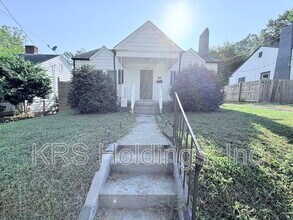 Building Photo - 512 N Maple St