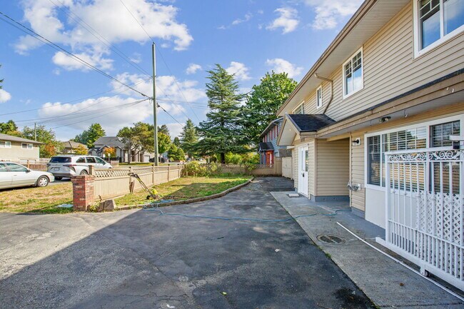 Building Photo - Spacious 3 Bed 1.5 Bath upper level Home f...