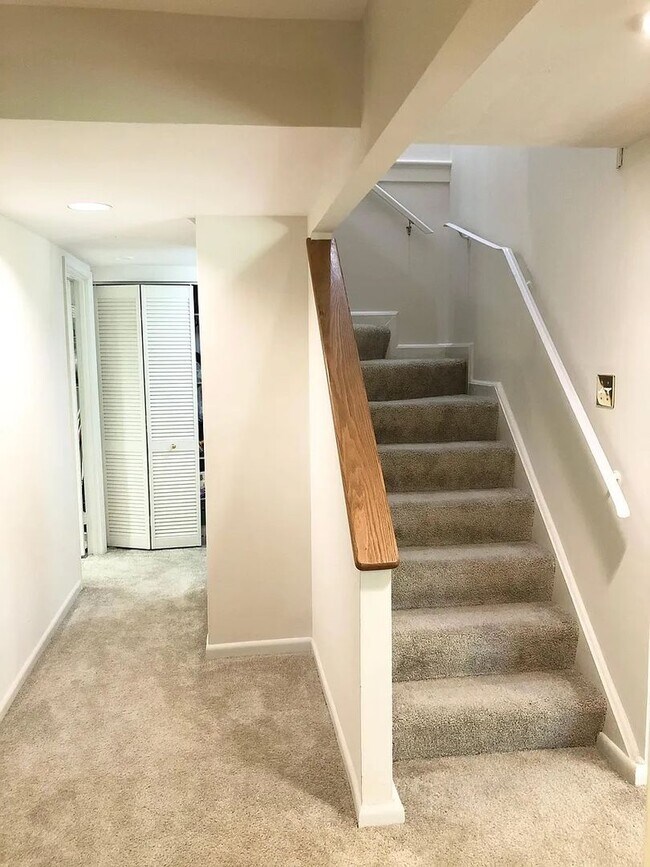 Building Photo - Regency Estates 5 BR 3 BA