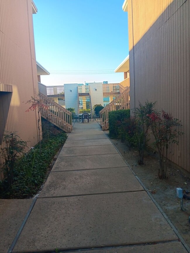 Foto del edificio - HILLCREST LOVELY ONE BEDROOM