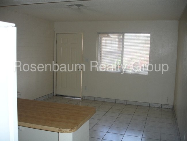 Building Photo - 936 E Roma Ave