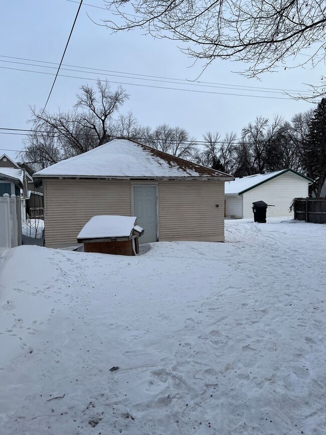 Building Photo - Charming Single-Family Home for Rent