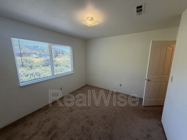 Foto del edificio - 2145 NW Heidi Ln