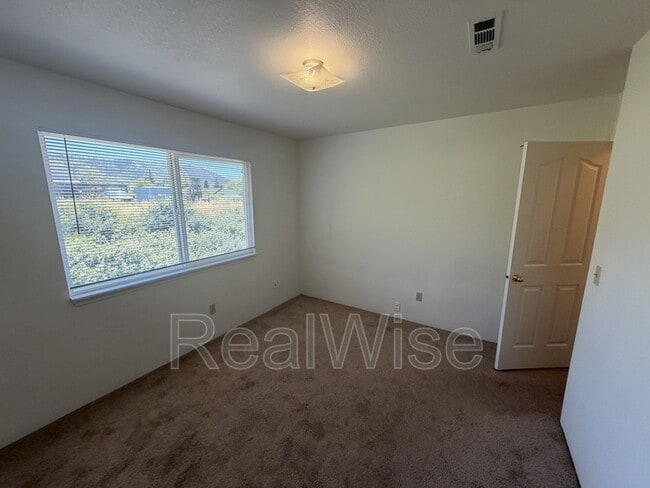 Building Photo - 2145 NW Heidi Ln