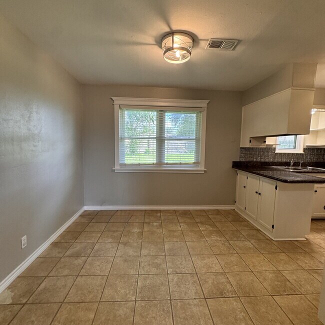 Foto del edificio - Upgraded Living in the Heart of Mid-County!
