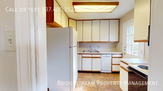 Building Photo - Large 2 bedroom, 1 bath double with baseme...