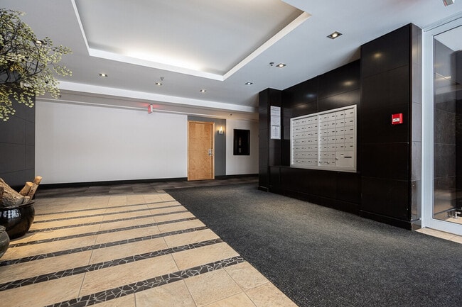 Building Photo - 1100 Rue Jeanne-Mance