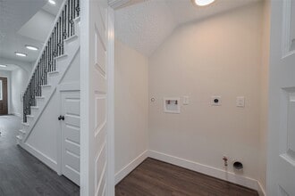 Building Photo - 2206 Hoskins Dr