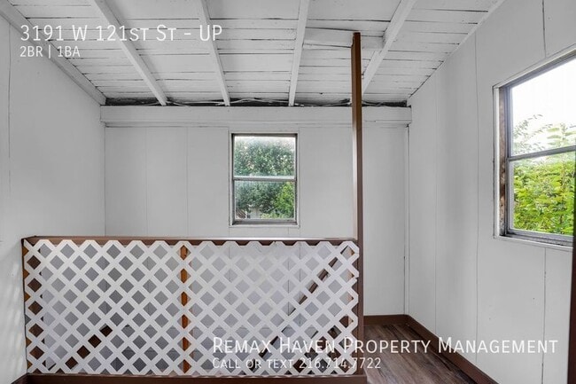 Building Photo - 3191 W 121st St UP  - Spacious 2 bed 1 bat...