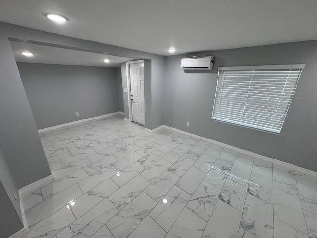 Building Photo - 2690 Sample St