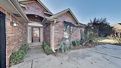 Building Photo - 6808 Sandlewood Dr