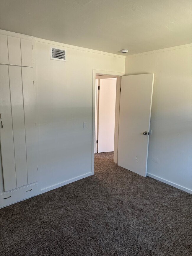 Building Photo - Newly remodeled Apartment in Sunnyside!