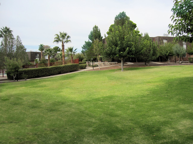 Patio delantero - Nouveau Place Apartments