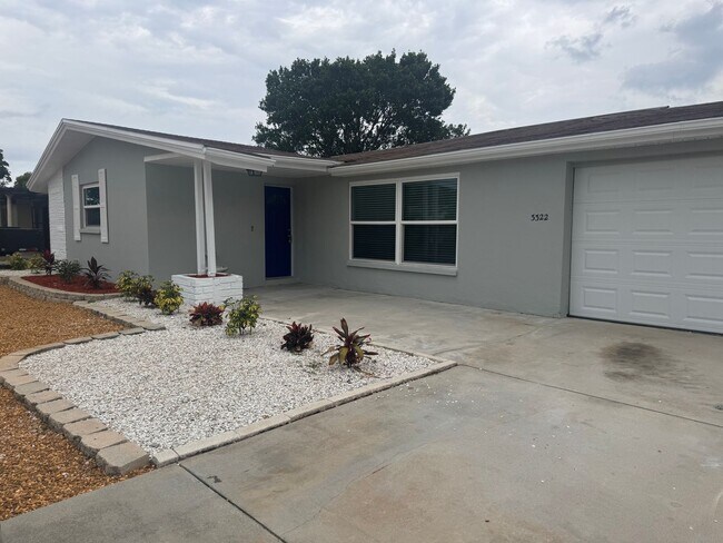 Foto del edificio - Renovated 2/2 available now !