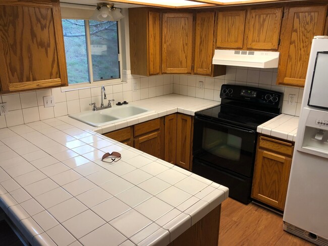 Building Photo - Spacious Sandy Rambler w 2 car attached