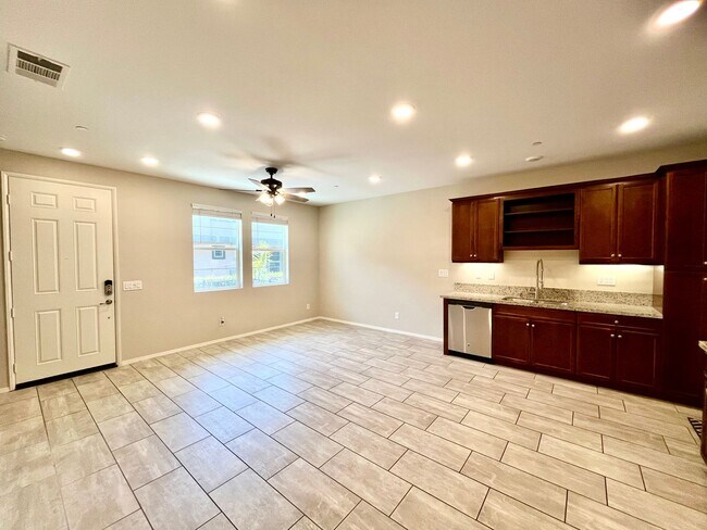 Building Photo - Modern 3B 2.5BA Townhouse in Lake Pointe