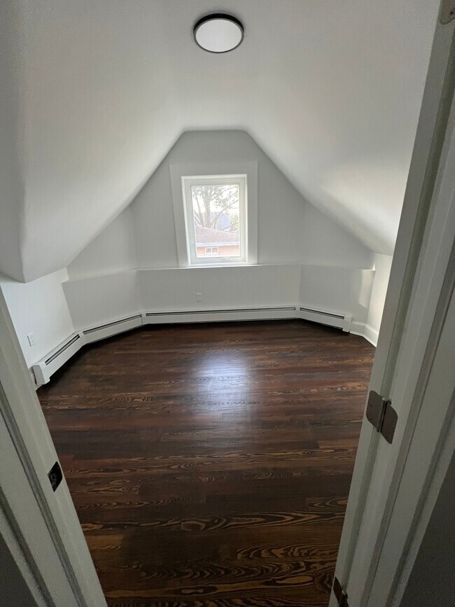 Building Photo - 195 Maple St