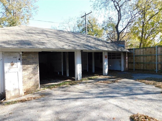 Building Photo - 826 N Bishop Ave