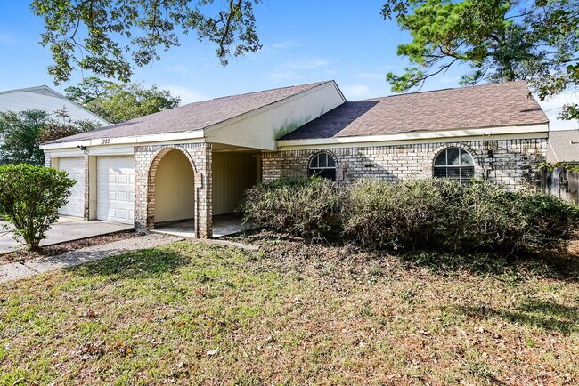 Foto del edificio - 2703 Wood River Rd