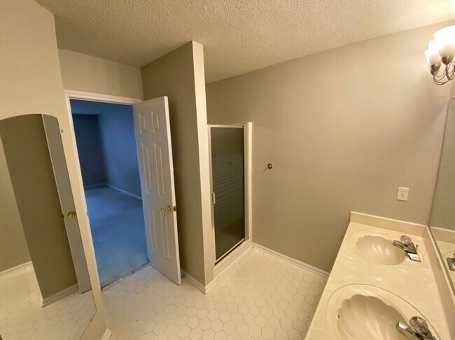 Building Photo - Charming Woodcroft Home