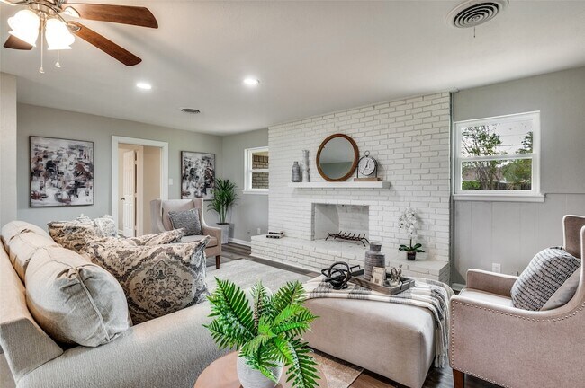 Foto del edificio - 4820 Briarwood Ln