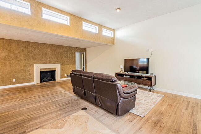 Foto del edificio - 444 Sierra Dr SE