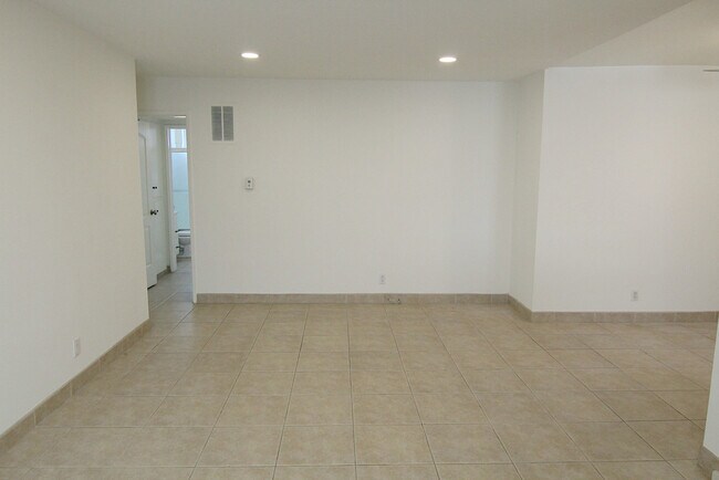 Building Photo - 618 N Hayworth Ave