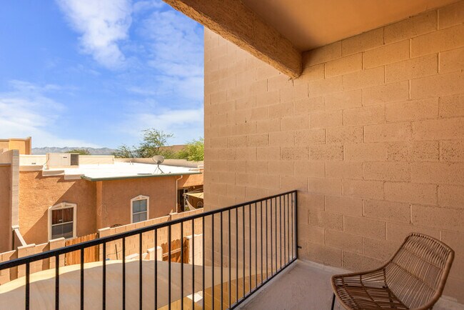 Building Photo - Spacious TOWNHOME