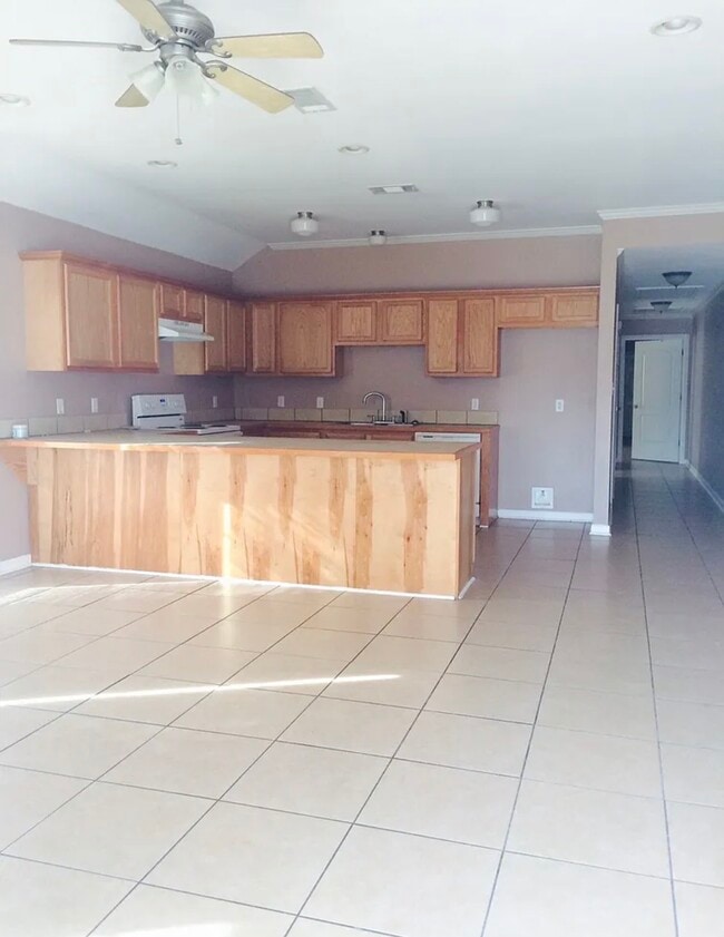 Building Photo - 503 N Holly St