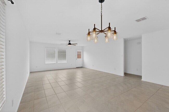 Foto del edificio - Modern 3-Bedroom Corner Lot Home with Fenced Yard in Forney – Built in 2023