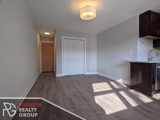 Foto del edificio - 456 W Barry Ave