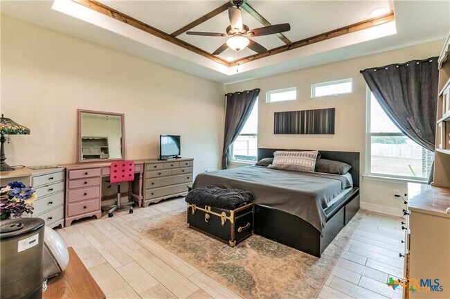 Building Photo - 8119 Green Hill Dr