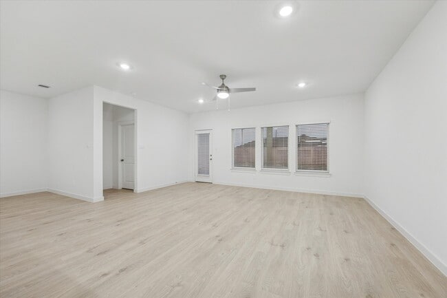 Foto del edificio - 4127 Camden Lakes St