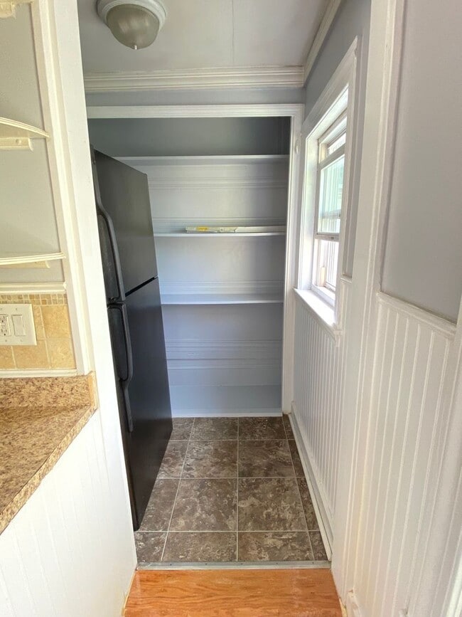 Building Photo - Excellent 2bed/1bath with Parking, Yard an...