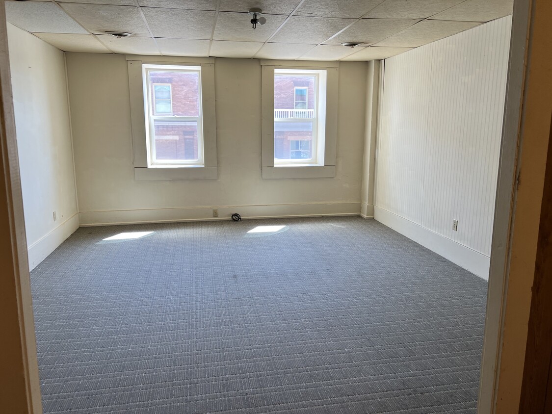 Building Photo - 722 Lake St