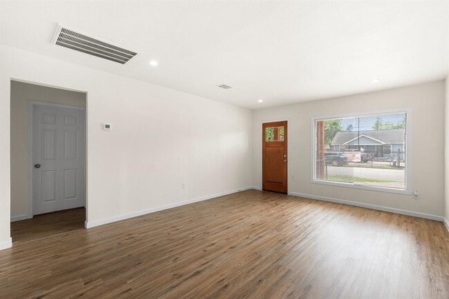 Building Photo - 1309 Bragg St