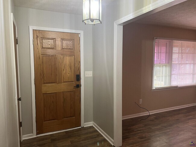 Foto del edificio - 409 Forest Lake Dr