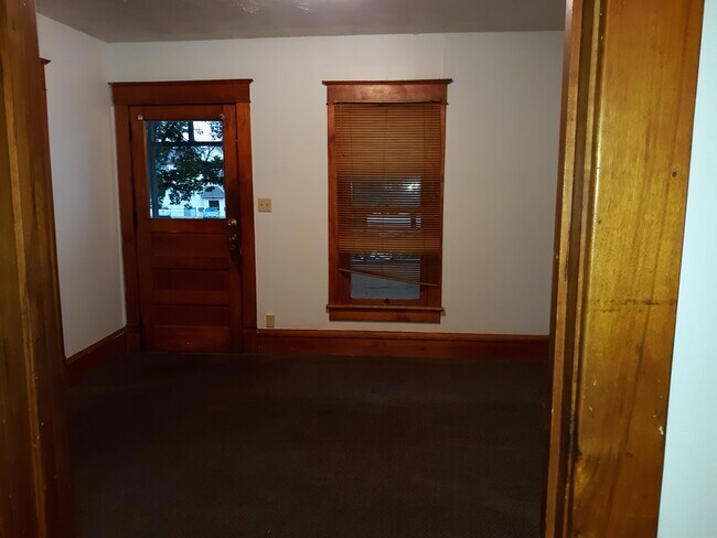 Building Photo - 905 N Dodge St