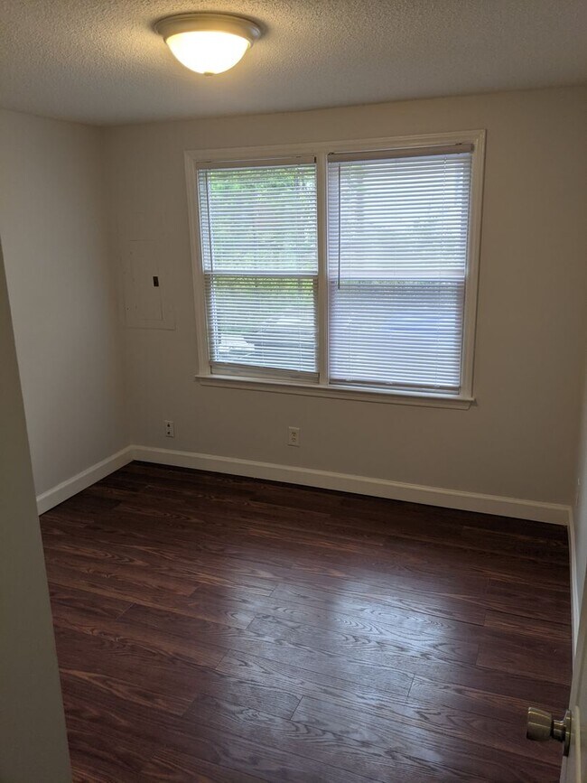 Building Photo - 105 Starlite Drive