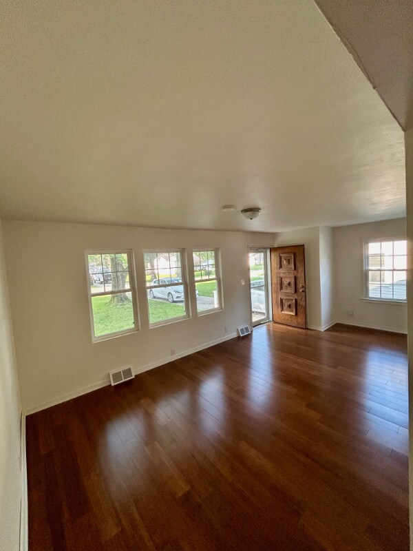 Foto del edificio - 2324 Van Buskirk Rd