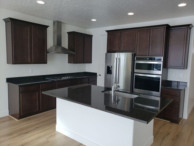 Foto del edificio - Trails and more at this Harvest Park Home in Mapleton!!