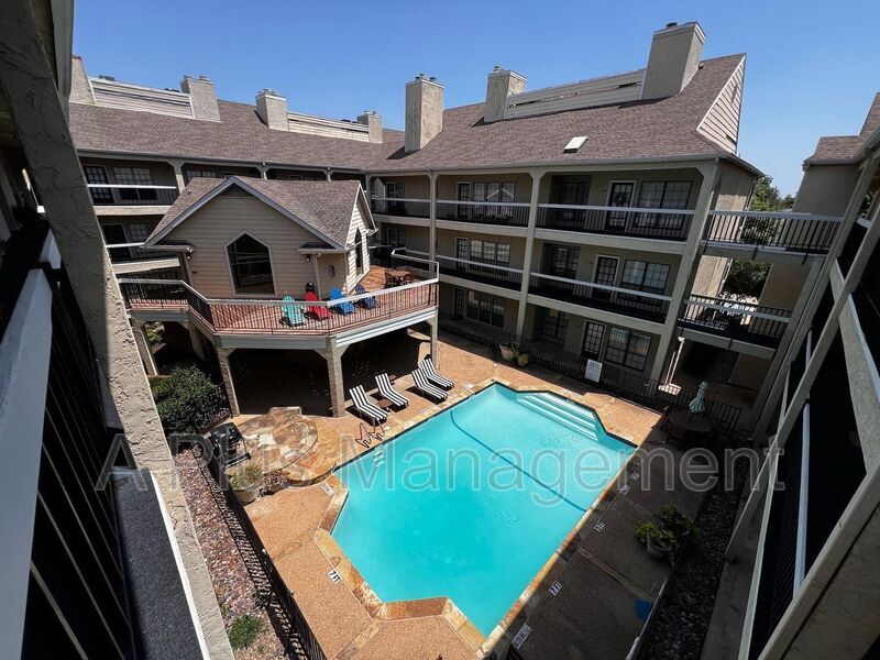 Primary Photo - 4800 W Lovers Ln