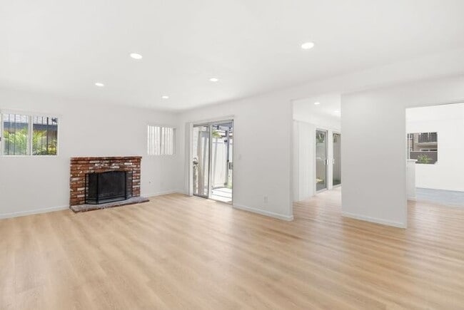 Building Photo - NEWLY RENOVATED South HB Gem!
